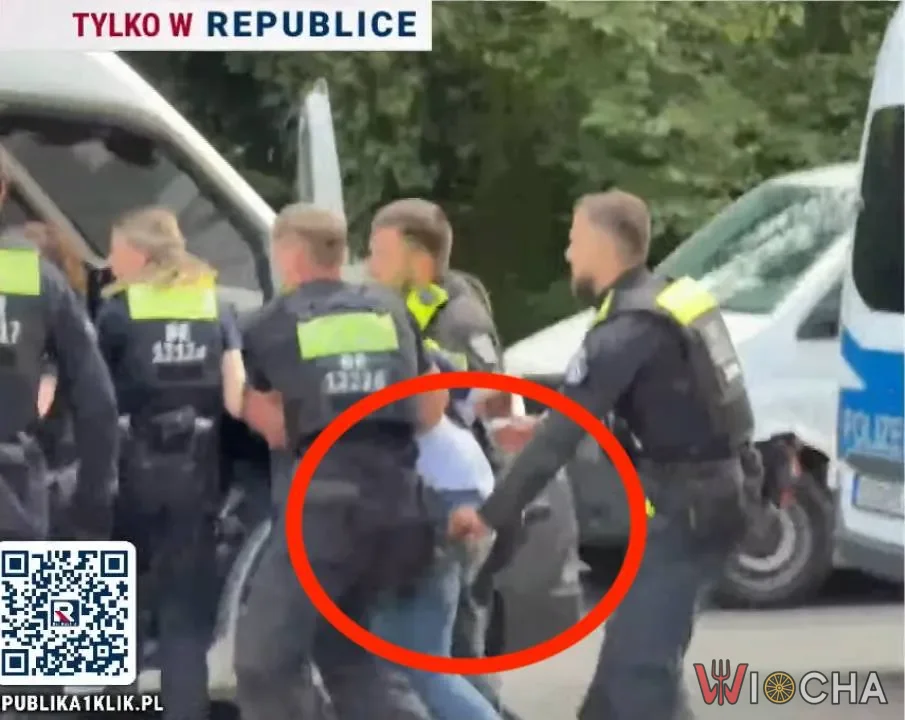 Tępy ten owczarek 10 kamer a on podrzuca koks Bąkiewiczowi