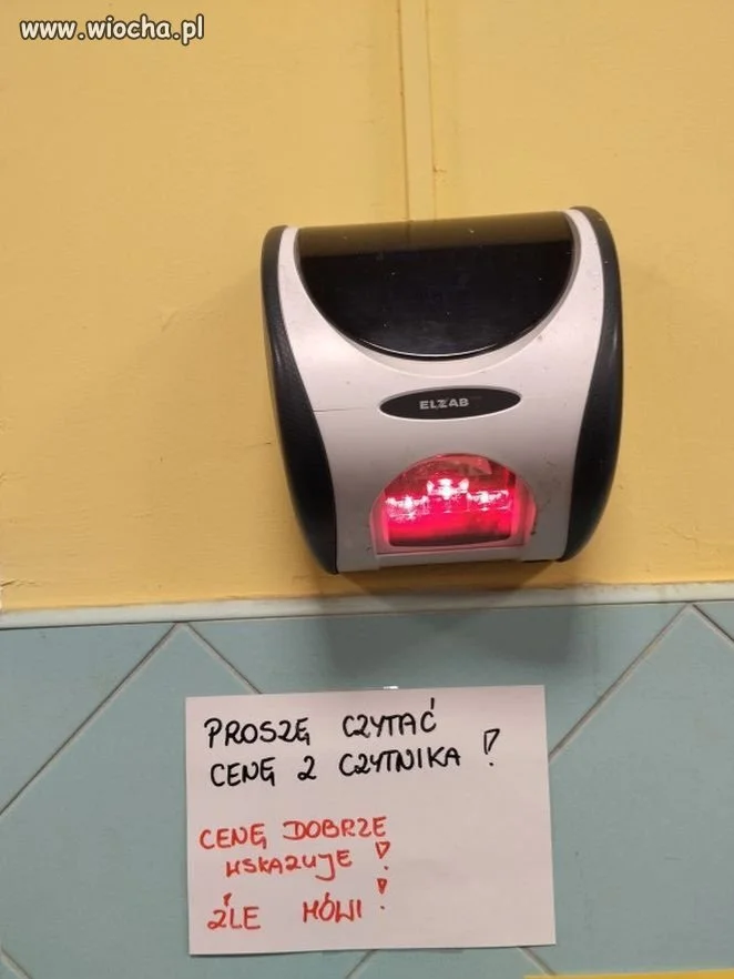 Prawie jak u batyra. On źle wskazuje i źle mówi.
