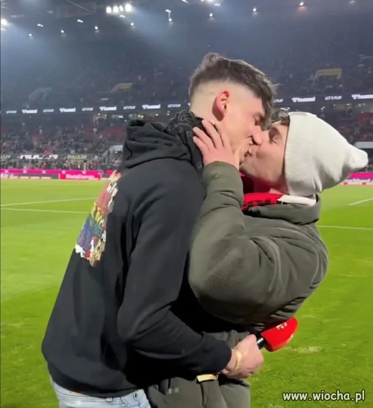 Niemcy: Homoseksualny sędzia oświadczył się swojemu partnerowi na stadionie! Kibice klaskali