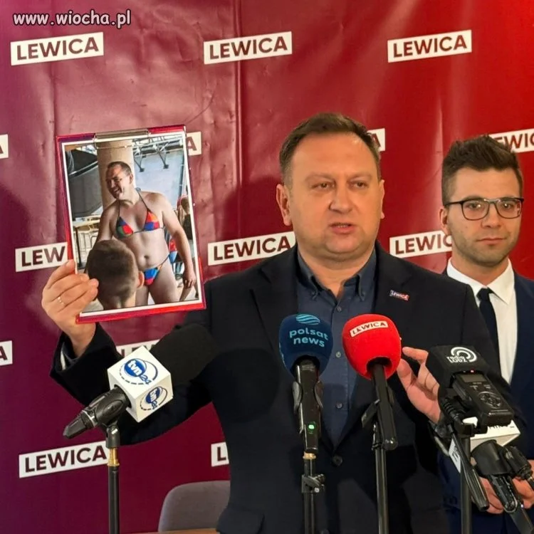 Poseł Tomasz Trela (Lewica) przyniósł na konferencję prasową i pokazał opinii publicznej... przerobione zdjęcie prezydenta RP, Karola Nawrockiego w... bikini.