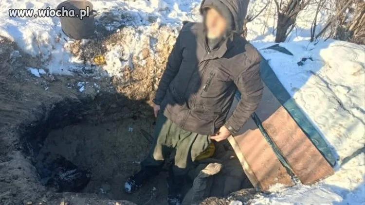 Bezdomny wykopał w Warszawie ziemiankę. Żyje w niej od 15 lat. 