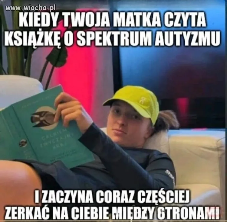 Mama zerka na ciebie między stronami