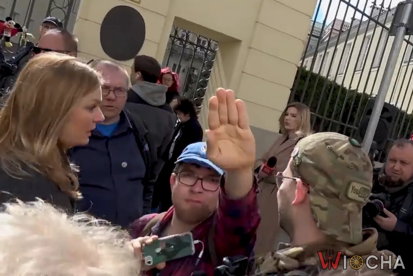 zobaczcie tutaj taki raczej centro lewicowy protest zorganizowanym przez strajk kobiet ale ten pan pokazuje cos dziwnego