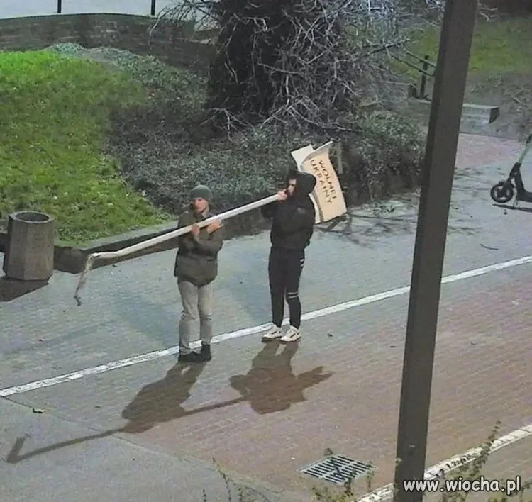 Gdynia. Wyrwali słup z napisem ?Plac Wolnej Ukrainy?. Szuka ich policja