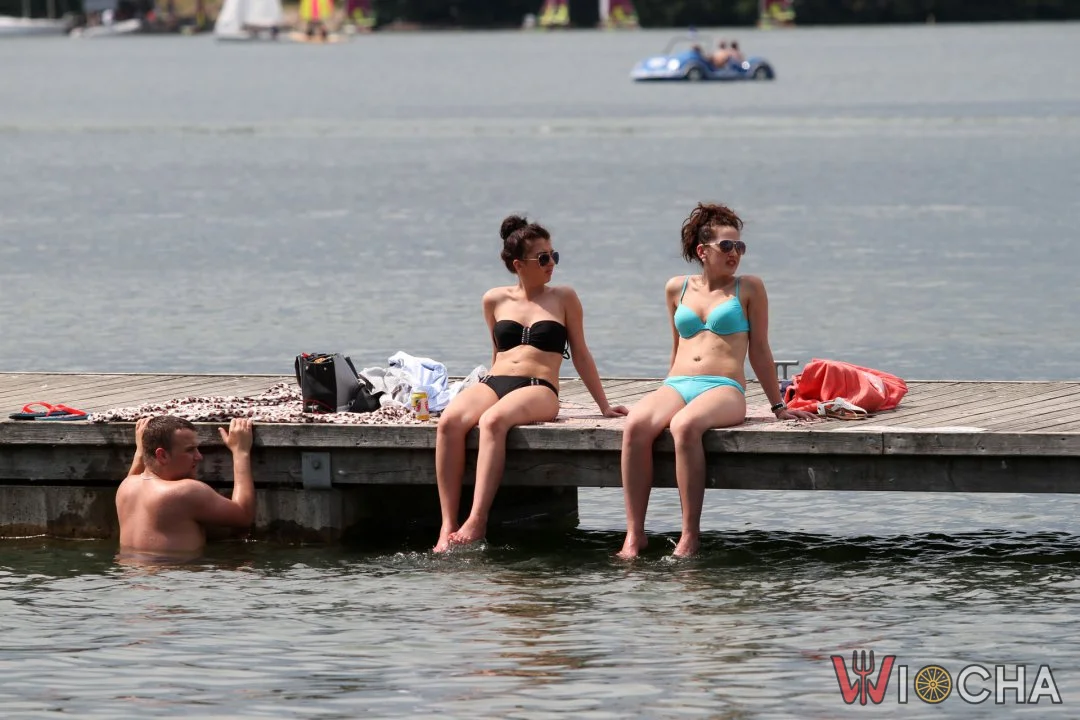 Rozkładają koce i zdejmują ubrania. Czy za opalanie w parku grozi 1500 zł grzywny?