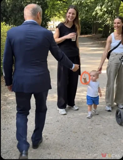 Ukazało się oryginalne zdjęcie z spaceru Donalda Tuska w łazienkach warszawskich  😆