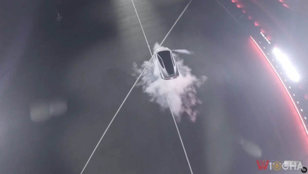 Tesla wreszcie lata! Elon Musk pokazał Roadstera, ale jest pewien haczyk