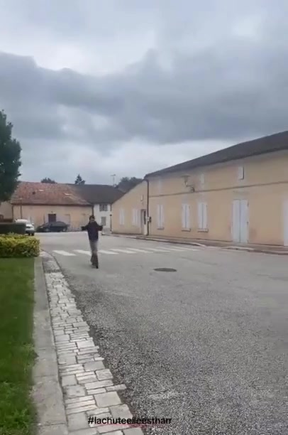 Młody kukuryniarz w akcji i trik z latającym butem