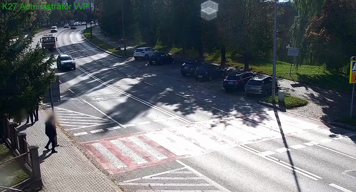Laweta uderzyła w tył auta, które zatrzymało się przed przejściem
