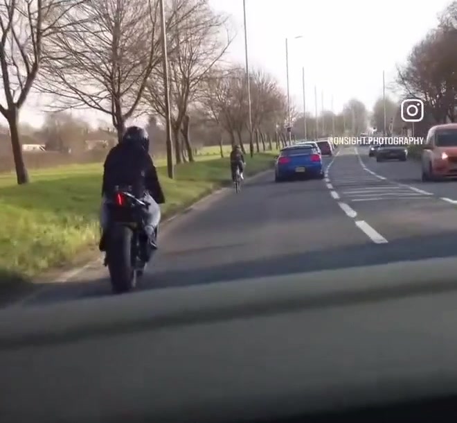 Motocyklista postanowił dodać coś od siebie przy wyprzedzaniu rowerzysty