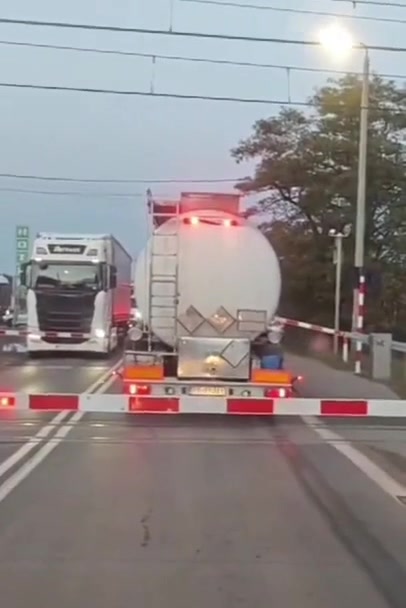 2 sekundy dzieliły kierowcę cysterny i pasażerów pociągu od tragedii