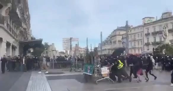 Nieudany atak protestujących na francuską policję