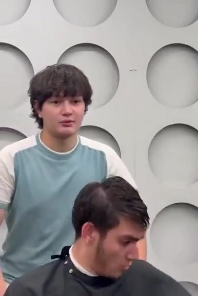 Reakcje klientów na niewinny żart u fryzjera
