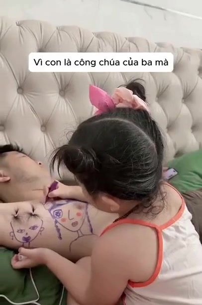 Kochana córusia upiększyła śpiącego tatusia