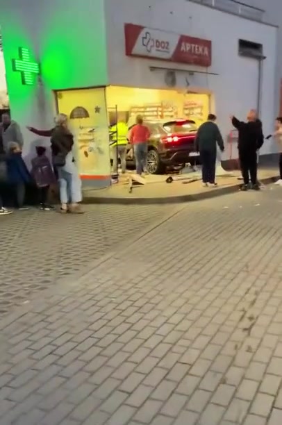 Kobieta z dużą prędkością wjechała swoim Porsche do apteki