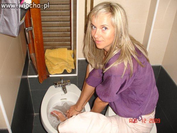 Blondynka - może nie wiedzieć do czego słuzy bidet.