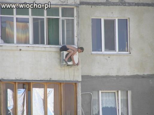 Śpi jak kot na zapiecku?