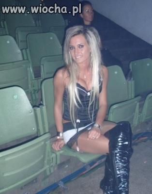 Blondynka w teatrze.