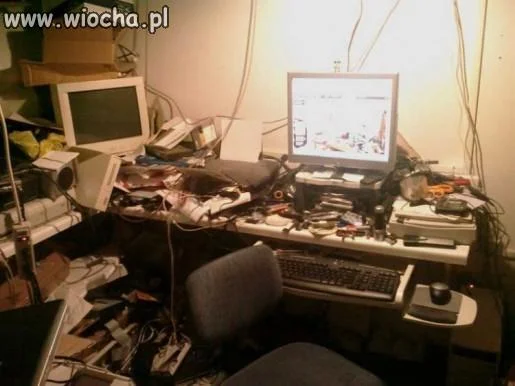 Informatyk i jego biurko