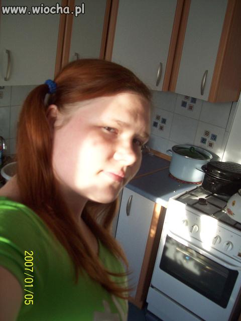 Zdjęcie z garnkami w tle