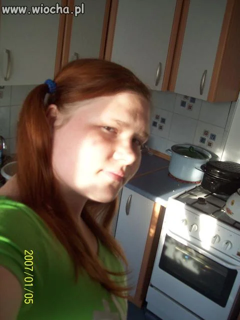 Zdjęcie z garnkami w tle