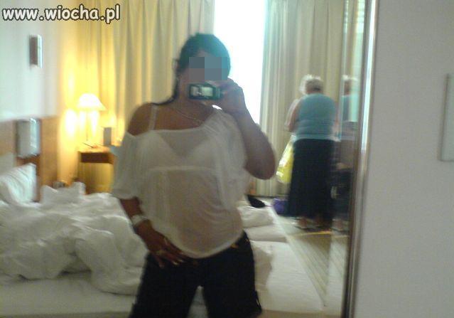 Z babcią w tle