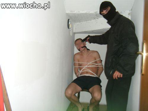 Zabawy chłopców w piwnicy.