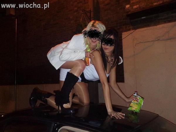 W szpilkach po dachu