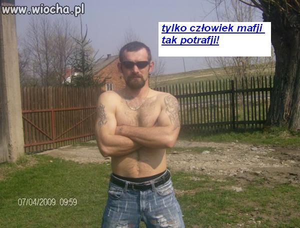 Wiejski bodyguard na swej posesji
