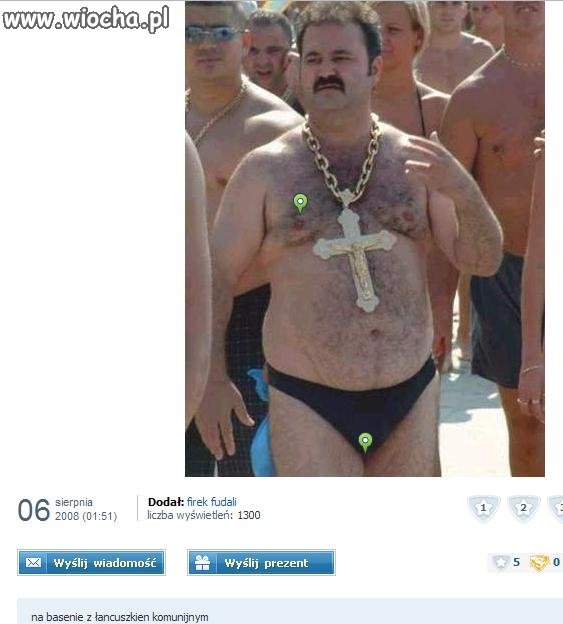 Na basenie z łańcuszkiem komunijnym