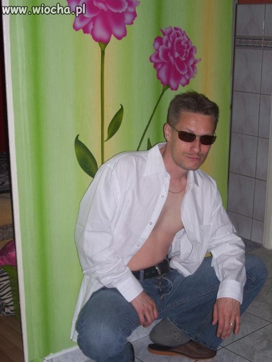 Okularki, klata, papuć... i rozporek...