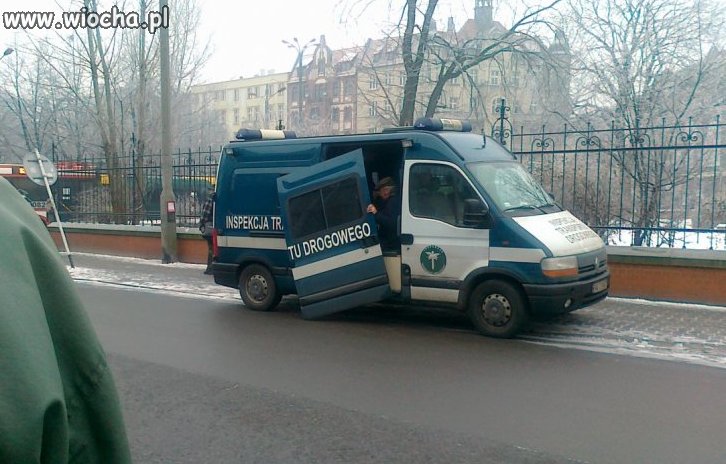 Inspektorzy chyba w pośpiechu wybiegali z auta