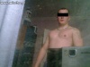Wiejski gangster prezentuje klate.