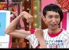 Modna fryzura jest, biceps jest