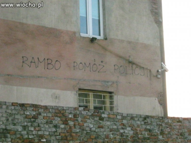 Napis  na budynku komendy 