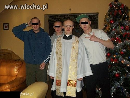 Czapka-jest, poza-jest i... ksiądz też jest !
