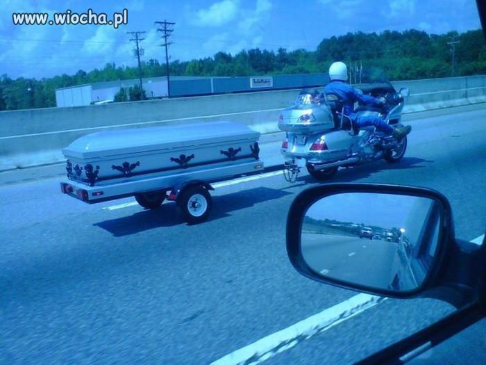 Motocyklista z własną trumną
