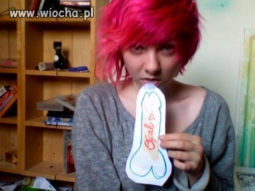 Różowe włosy, narysowany penis
