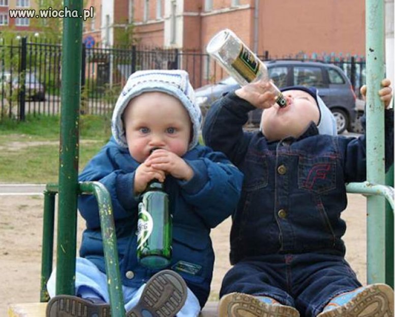 - Maniuś chowaj to piwo, sąsiadka idzie!!!