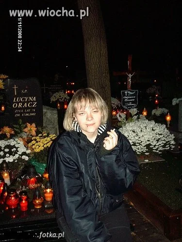 Nie ma to jak fota na cmentarzu