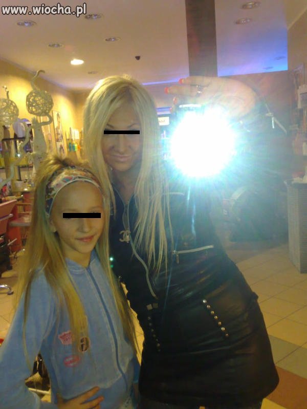 Słit focia w lustrze ze swoją córeczką 