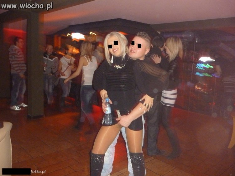 Impreza, woda mineralna i jego ręka.