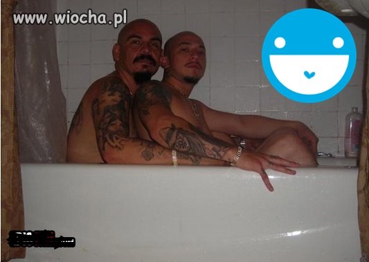 Dwóch latynosów w wannie..