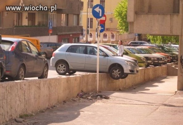 Ciekawe kto tak ładnie parkuje?