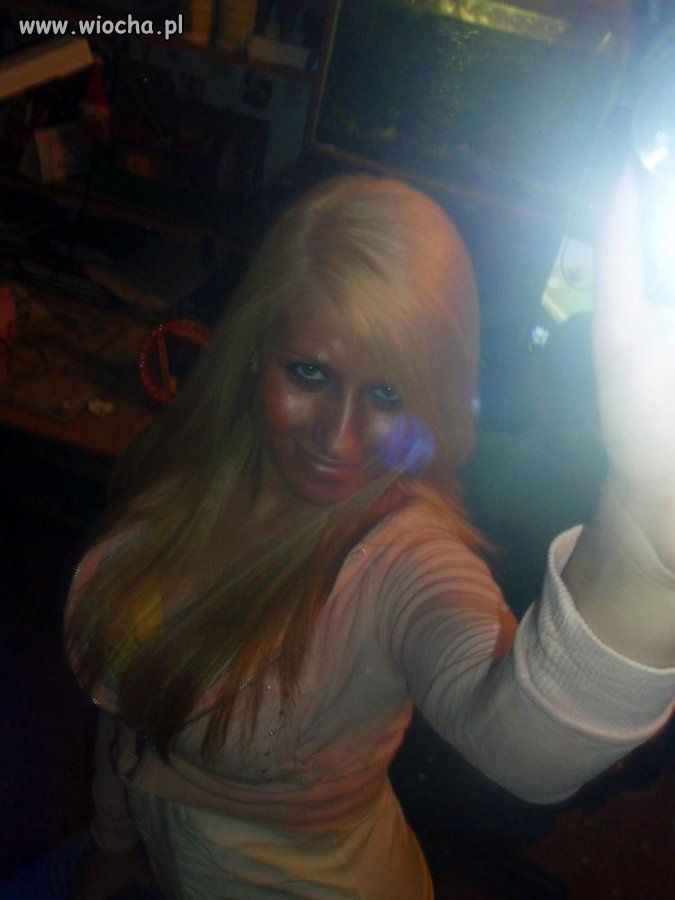 Cóż.. blond dziunia trochę się świeci tutaj..