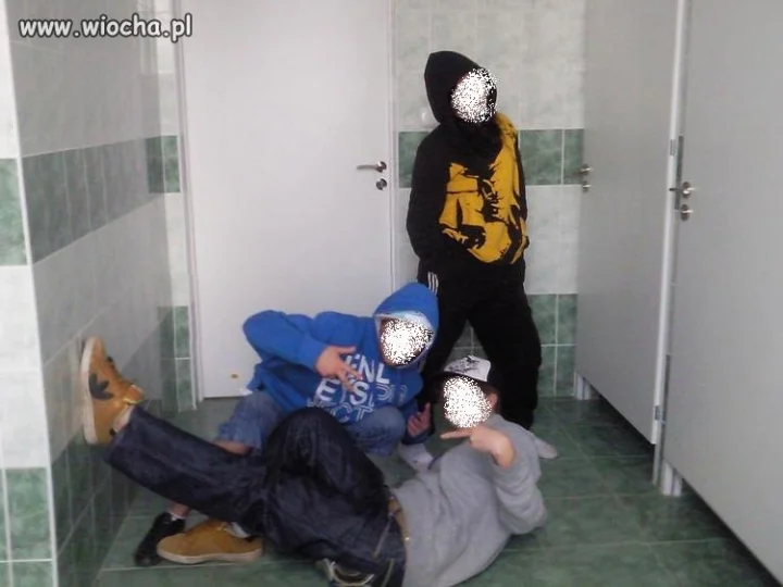 Lans w szkolnej toalecie.