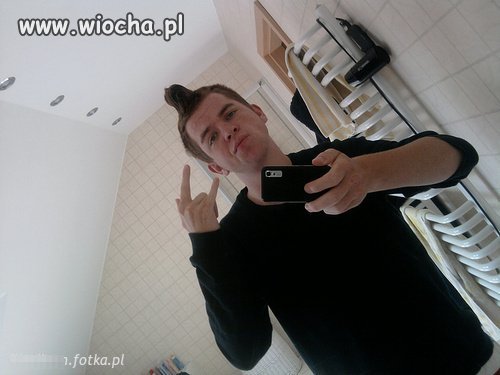 Co on ma na głowie? To miał być irokez ?