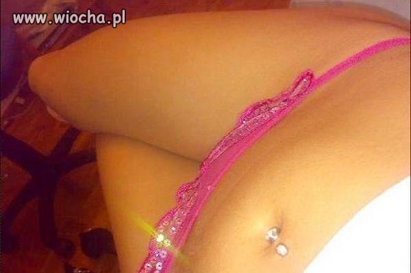 Bo musiała się pochwalić majtkami i kolczykiem w pępku 