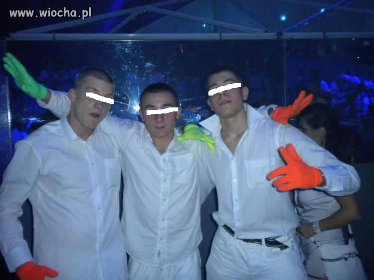 Faceci w bieli i gumowych rękawiczkach