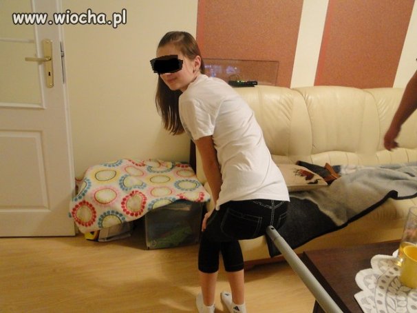 Kij od mopa w tyłek